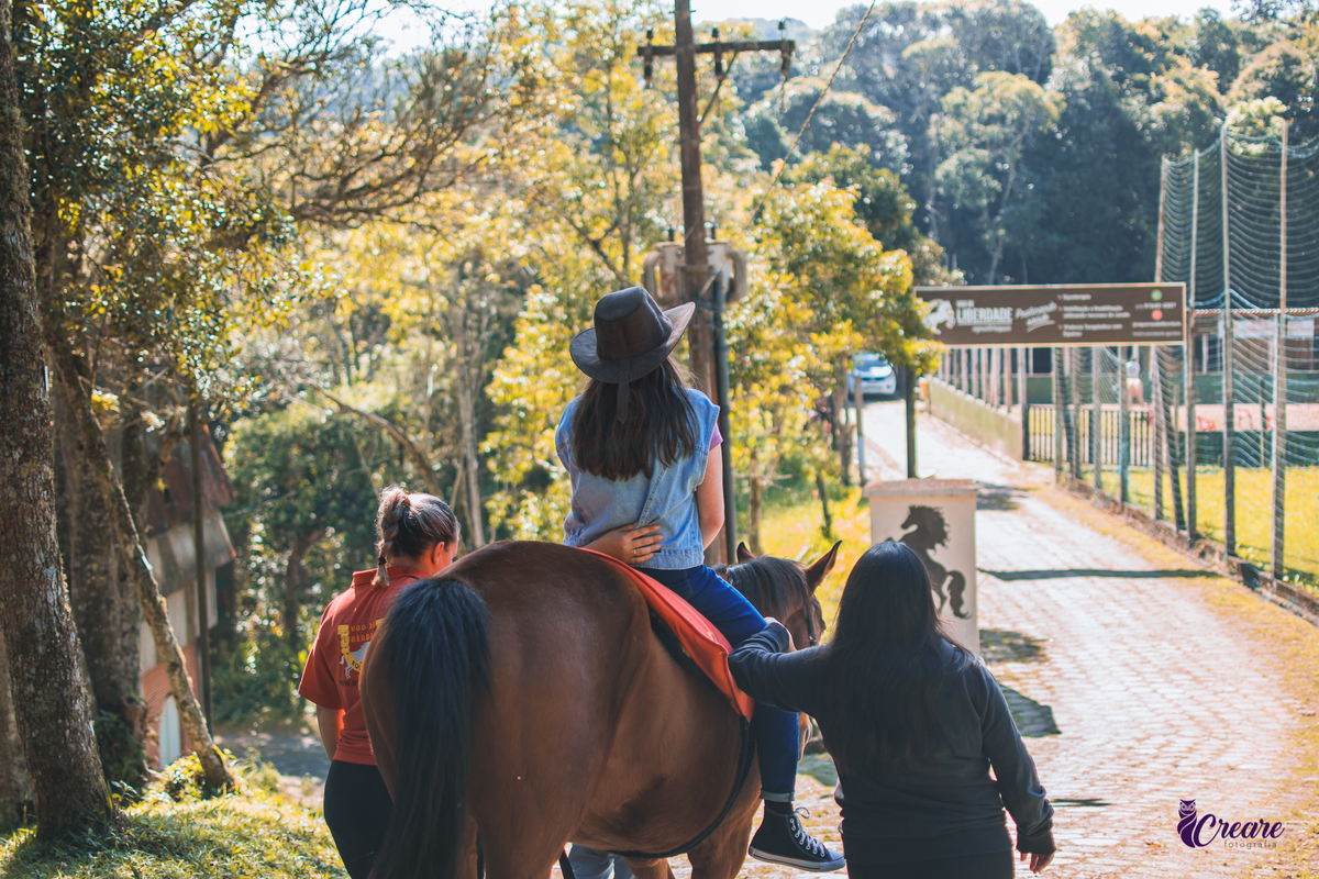 Fotografia infantil realizada na Equoterapia Voo de Liberdade, localizada em São Bernardo do Campo, durante um ensaio com cavalos para o projeto Populus Lucis.