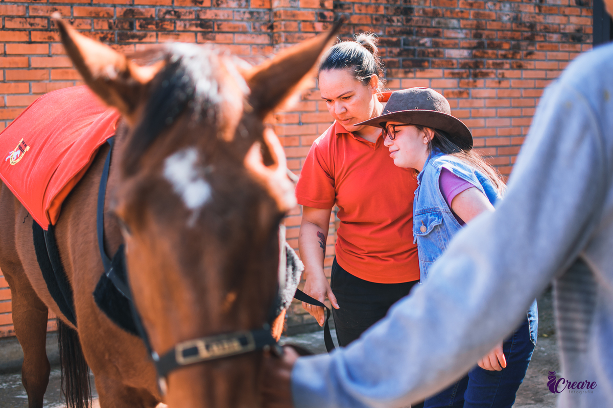 Fotografia infantil realizada na Equoterapia Voo de Liberdade, localizada em São Bernardo do Campo, durante um ensaio com cavalos para o projeto Populus Lucis.