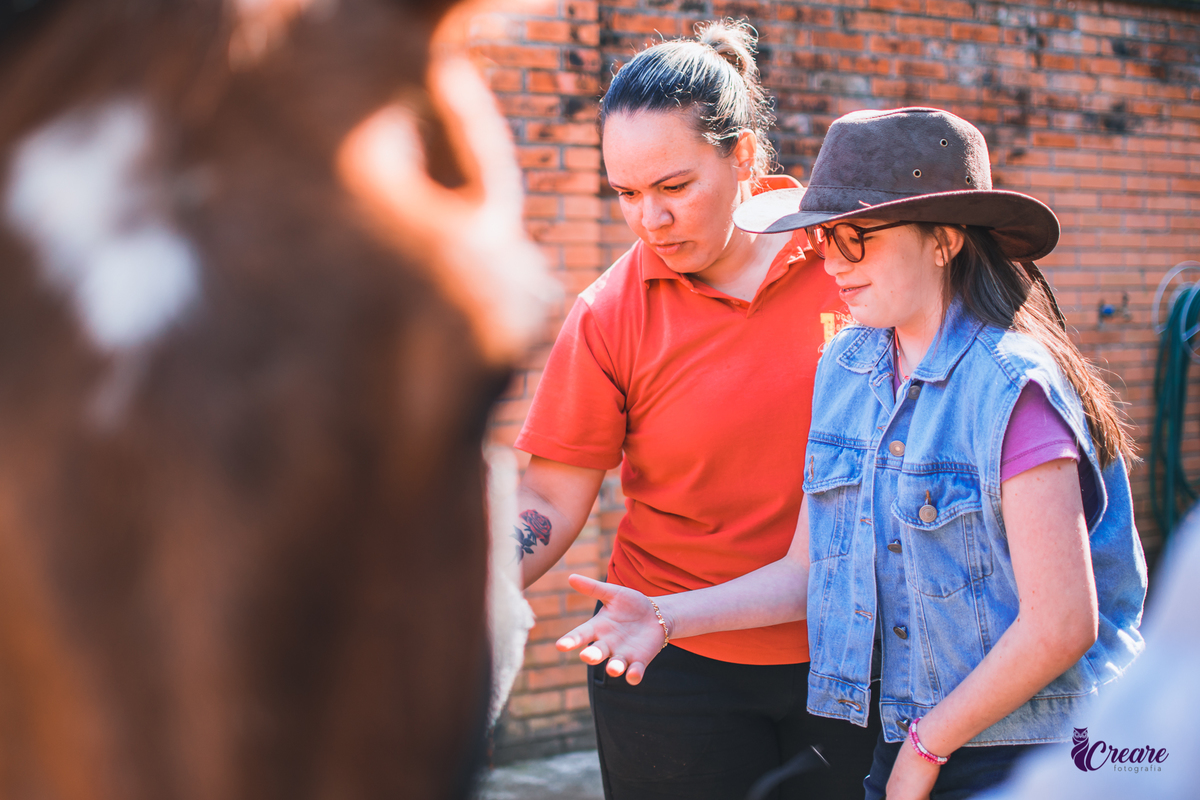 Fotografia infantil realizada na Equoterapia Voo de Liberdade, localizada em São Bernardo do Campo, durante um ensaio com cavalos para o projeto Populus Lucis.