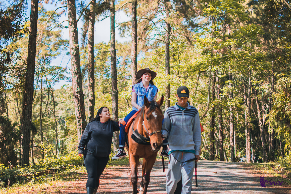 Fotografia infantil realizada na Equoterapia Voo de Liberdade, localizada em São Bernardo do Campo, durante um ensaio com cavalos para o projeto Populus Lucis.