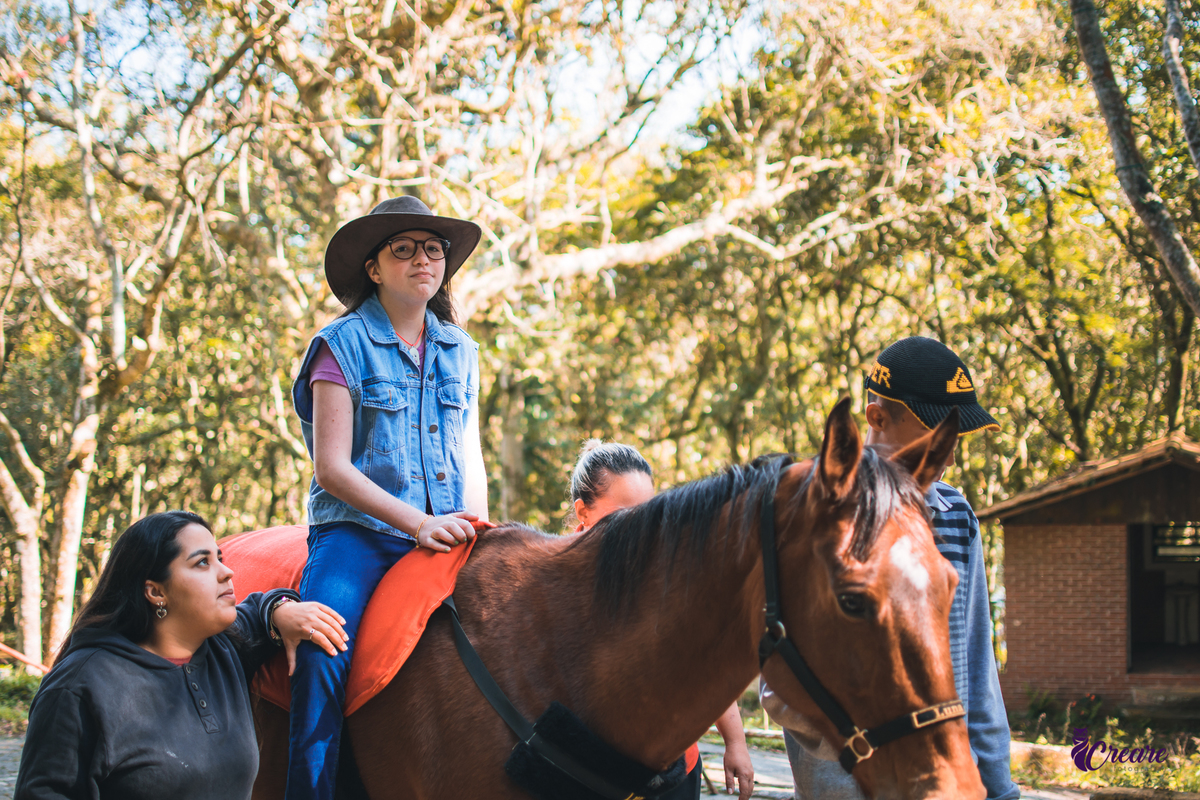Fotografia infantil realizada na Equoterapia Voo de Liberdade, localizada em São Bernardo do Campo, durante um ensaio com cavalos para o projeto Populus Lucis.