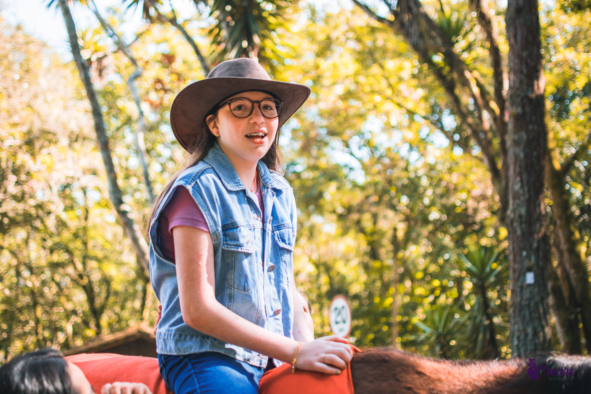 Fotografia infantil realizada na Equoterapia Voo de Liberdade, localizada em São Bernardo do Campo, durante um ensaio com cavalos para o projeto Populus Lucis.