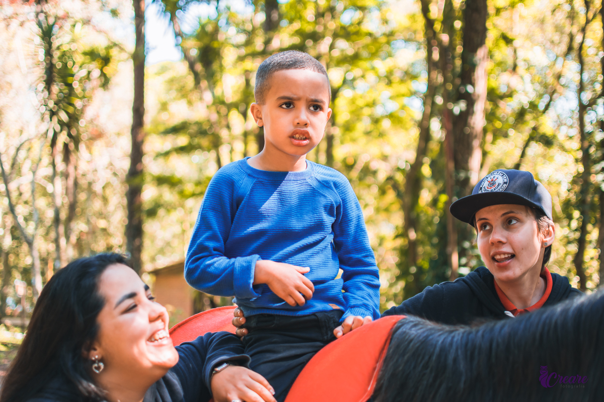 Ensaio infantil, realizado na equoterapia Voo de Liberdade. fotografia feita para o projeto Populus lucis, que conta histórias de Crianças atípicas. Fotógrafo São Bernardo do Campo.