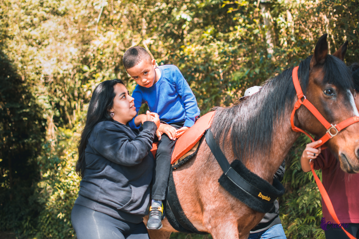 Ensaio infantil, realizado na equoterapia Voo de Liberdade. fotografia feita para o projeto Populus lucis, que conta histórias de Crianças atípicas. Fotógrafo São Bernardo do Campo.