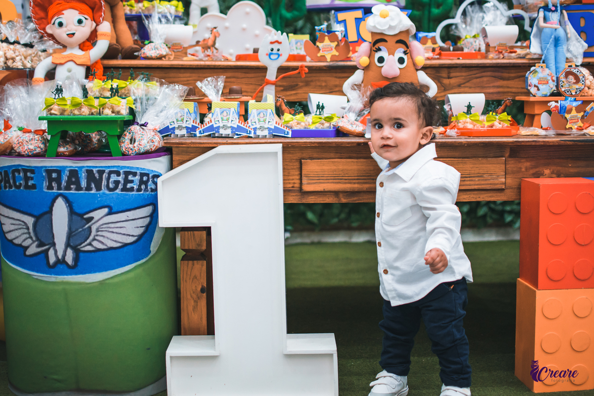 fotografia de aniversário infantil com decoração do filme Toy Story. Festa de 1 ano feita no buffet Bumble bee em Santo André. Fotógrafo Santo André. 