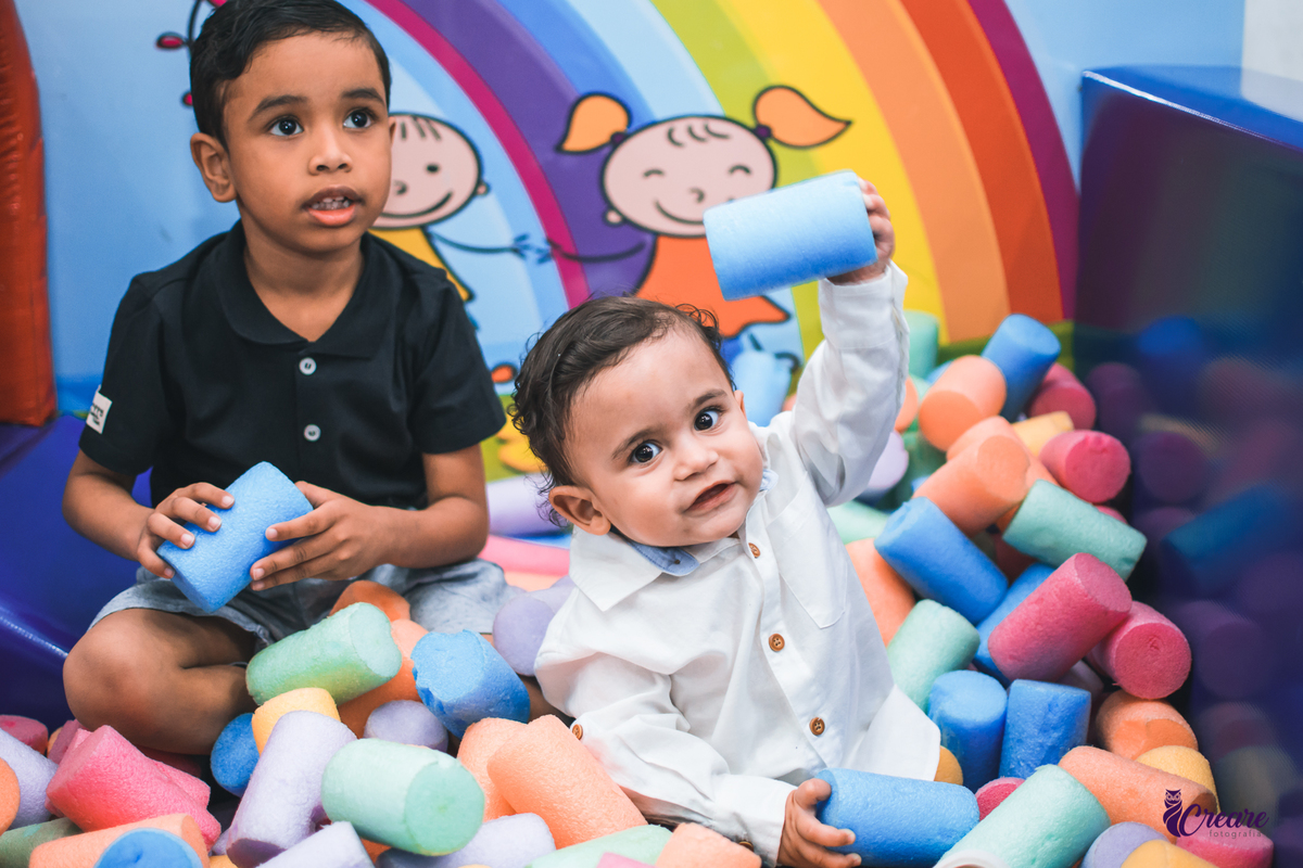fotografia de aniversário infantil com decoração do filme Toy Story. Festa de 1 ano feita no buffet Bumble bee em Santo André. Fotógrafo Santo André. 