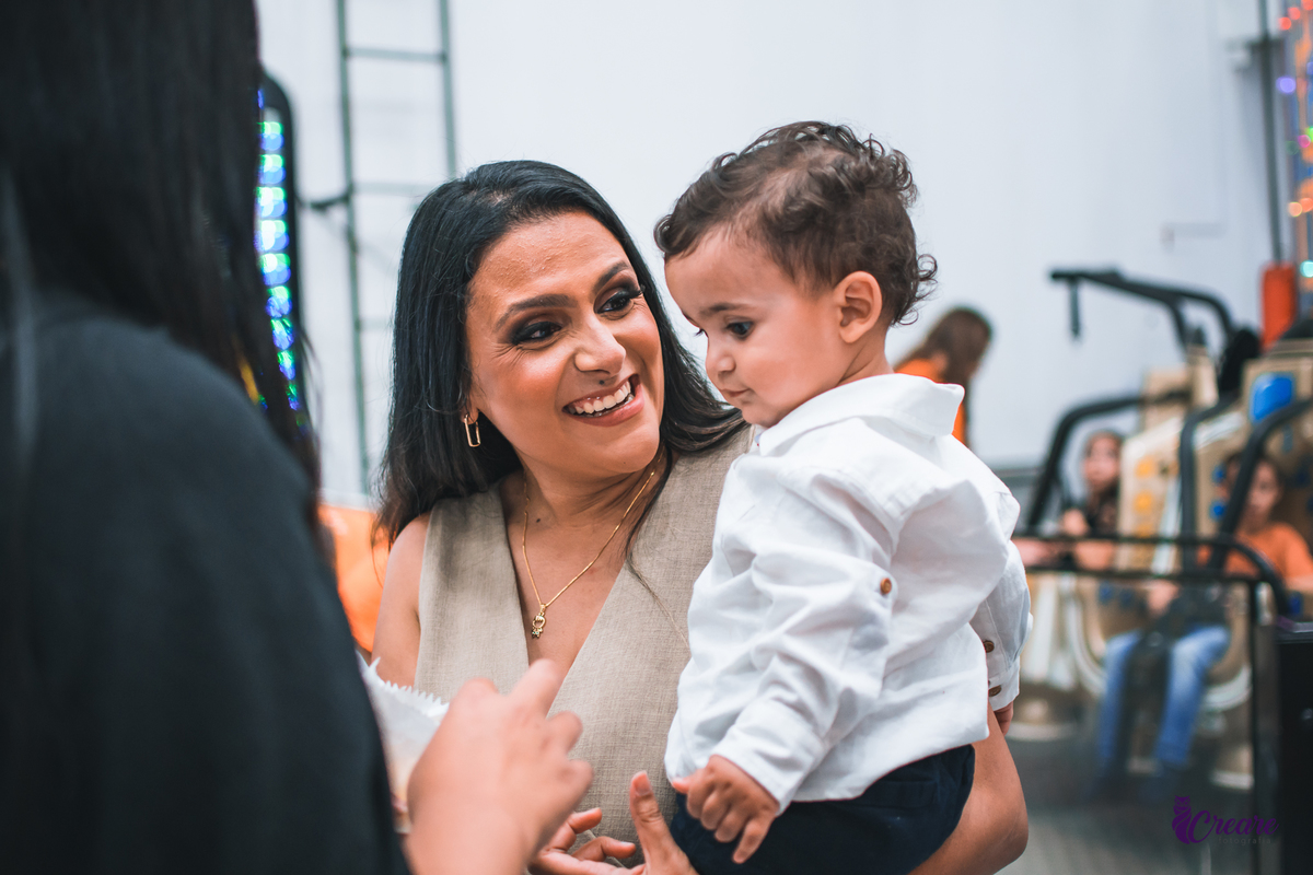 fotografia de aniversário infantil com decoração do filme Toy Story. Festa de 1 ano feita no buffet Bumble bee em Santo André. Fotógrafo Santo André. 