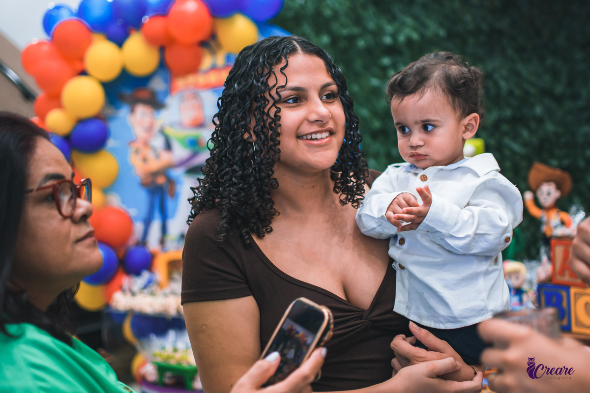 fotografia de aniversário infantil com decoração do filme Toy Story. Festa de 1 ano feita no buffet Bumble bee em Santo André. Fotógrafo Santo André. 
