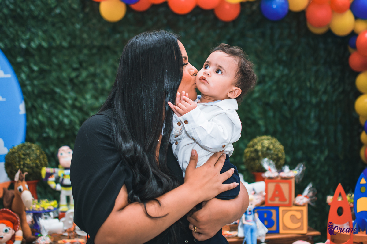 fotografia de aniversário infantil com decoração do filme Toy Story. Festa de 1 ano feita no buffet Bumble bee em Santo André. Fotógrafo Santo André. 