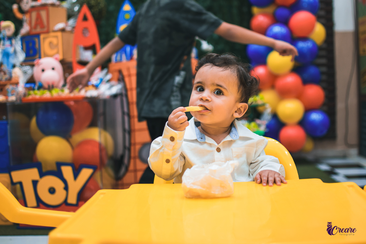 fotografia de aniversário infantil com decoração do filme Toy Story. Festa de 1 ano feita no buffet Bumble bee em Santo André. Fotógrafo Santo André. 