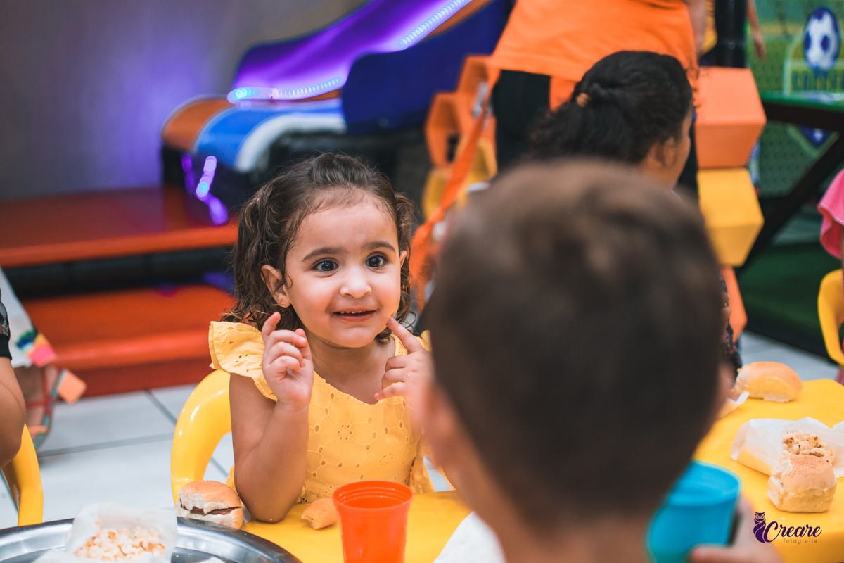 fotografia de aniversário infantil com decoração do filme Toy Story. Festa de 1 ano feita no buffet Bumble bee em Santo André. Fotógrafo Santo André. 