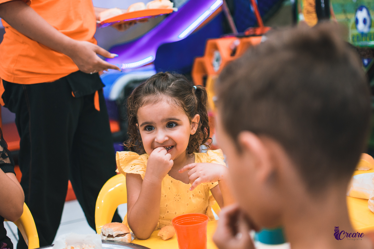 fotografia de aniversário infantil com decoração do filme Toy Story. Festa de 1 ano feita no buffet Bumble bee em Santo André. Fotógrafo Santo André. 