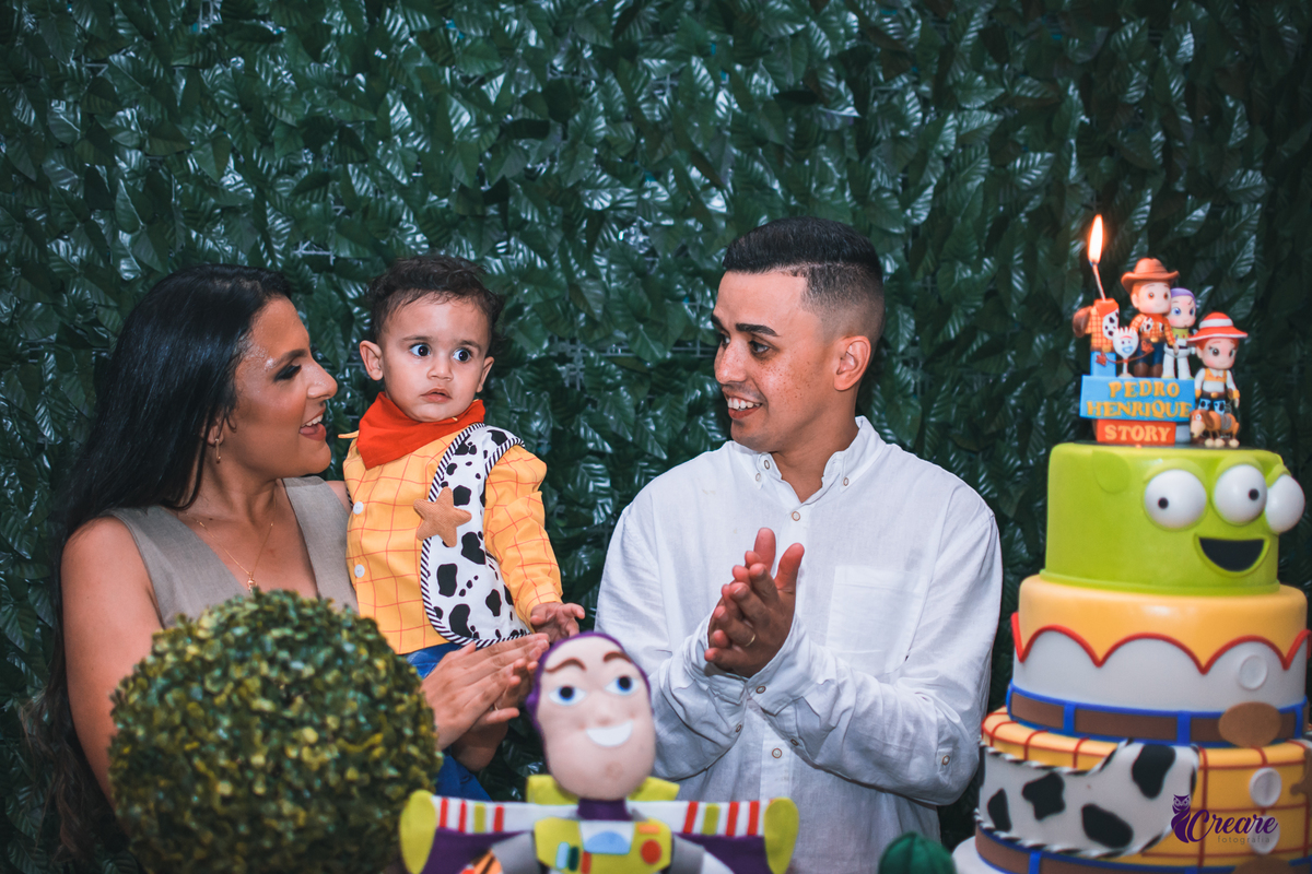 fotografia de aniversário infantil com decoração do filme Toy Story. Festa de 1 ano feita no buffet Bumble bee em Santo André. Fotógrafo Santo André. 