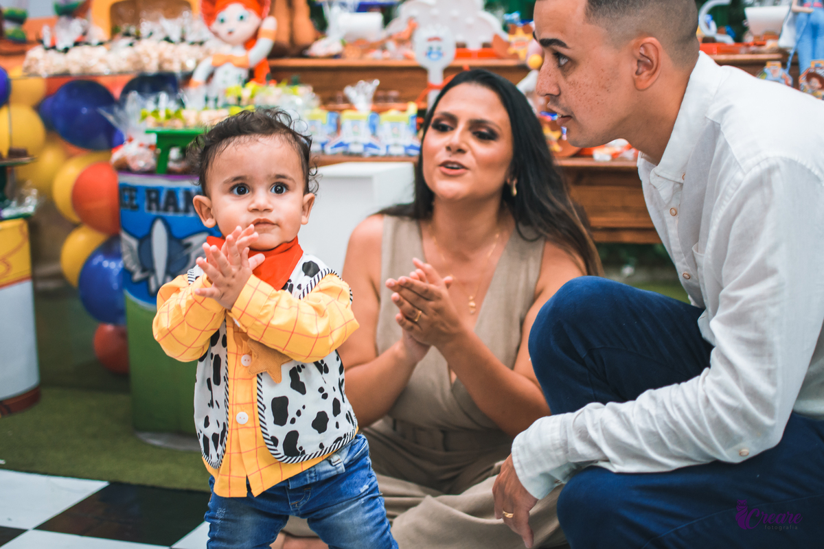 fotografia de aniversário infantil com decoração do filme Toy Story. Festa de 1 ano feita no buffet Bumble bee em Santo André. Fotógrafo Santo André. 