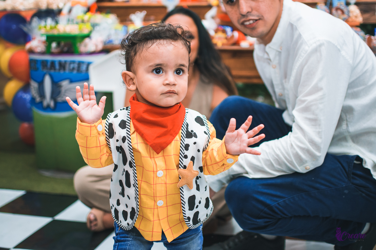 fotografia de aniversário infantil com decoração do filme Toy Story. Festa de 1 ano feita no buffet Bumble bee em Santo André. Fotógrafo Santo André. 