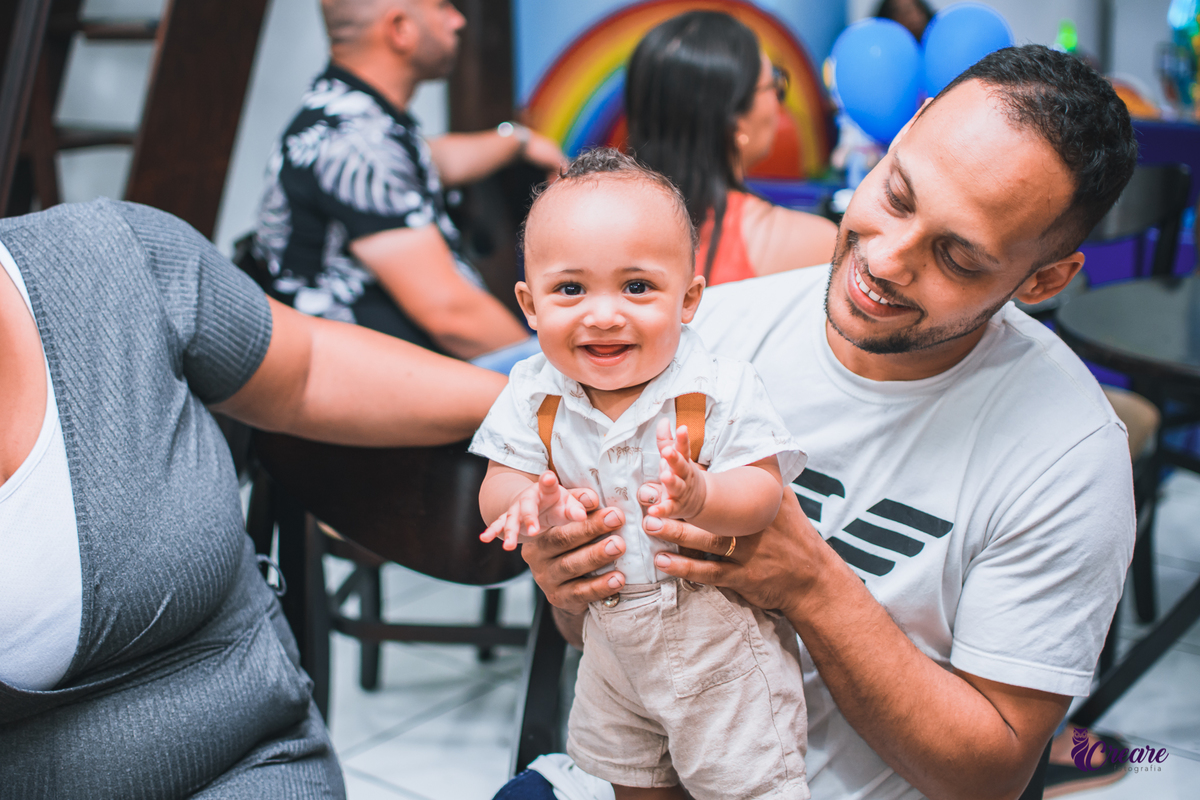 fotografia de aniversário infantil com decoração do filme Toy Story. Festa de 1 ano feita no buffet Bumble bee em Santo André. Fotógrafo Santo André. 