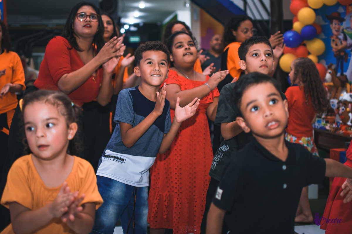 fotografia de aniversário infantil com decoração do filme Toy Story. Festa de 1 ano feita no buffet Bumble bee em Santo André. Fotógrafo Santo André. 