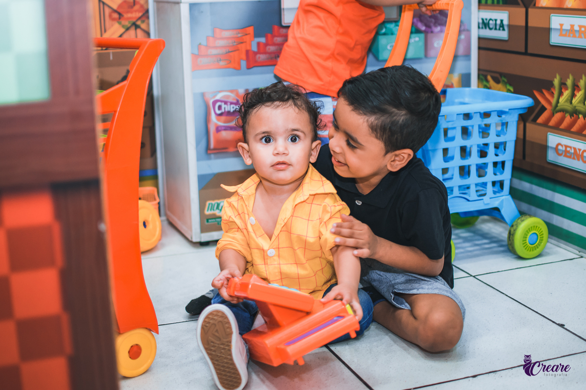 fotografia de aniversário infantil com decoração do filme Toy Story. Festa de 1 ano feita no buffet Bumble bee em Santo André. Fotógrafo Santo André. 