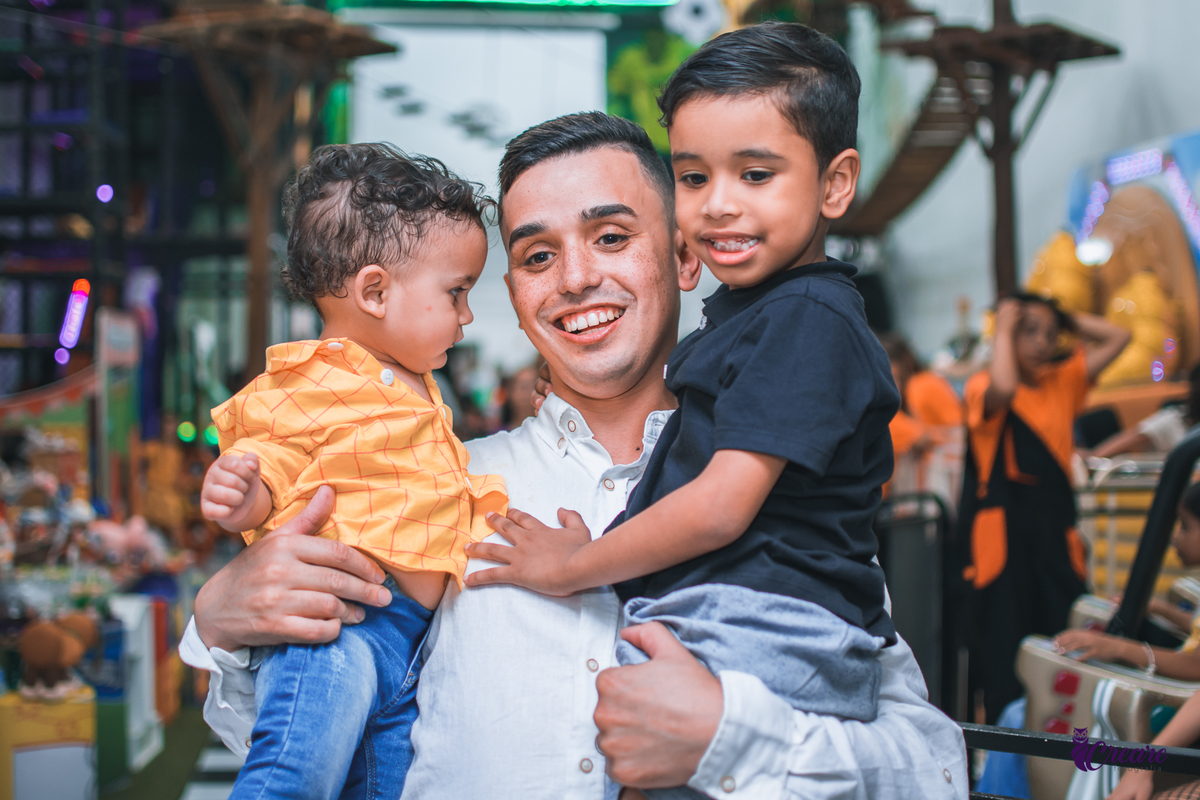fotografia de aniversário infantil com decoração do filme Toy Story. Festa de 1 ano feita no buffet Bumble bee em Santo André. Fotógrafo Santo André. 