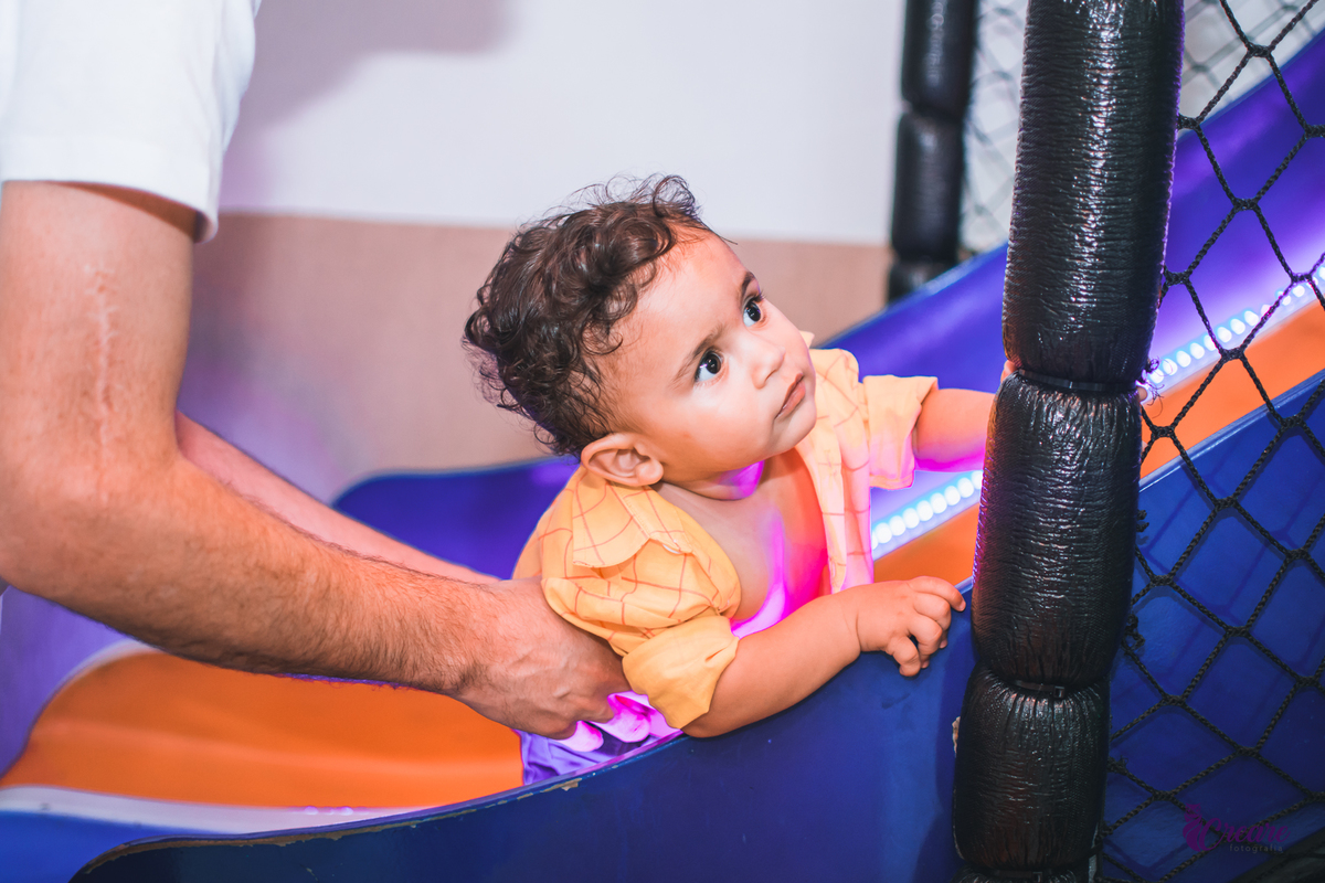 fotografia de aniversário infantil com decoração do filme Toy Story. Festa de 1 ano feita no buffet Bumble bee em Santo André. Fotógrafo Santo André. 