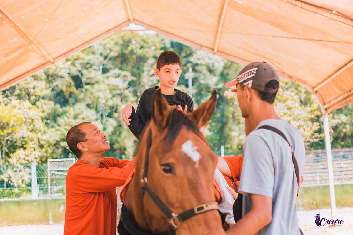 Ensaio na equoterapia Voo de Liberdade, ensaio com cavalos realizado durante uma sessão de equoterapia, para o projeto Populus Lucis. Ensaio PCD.