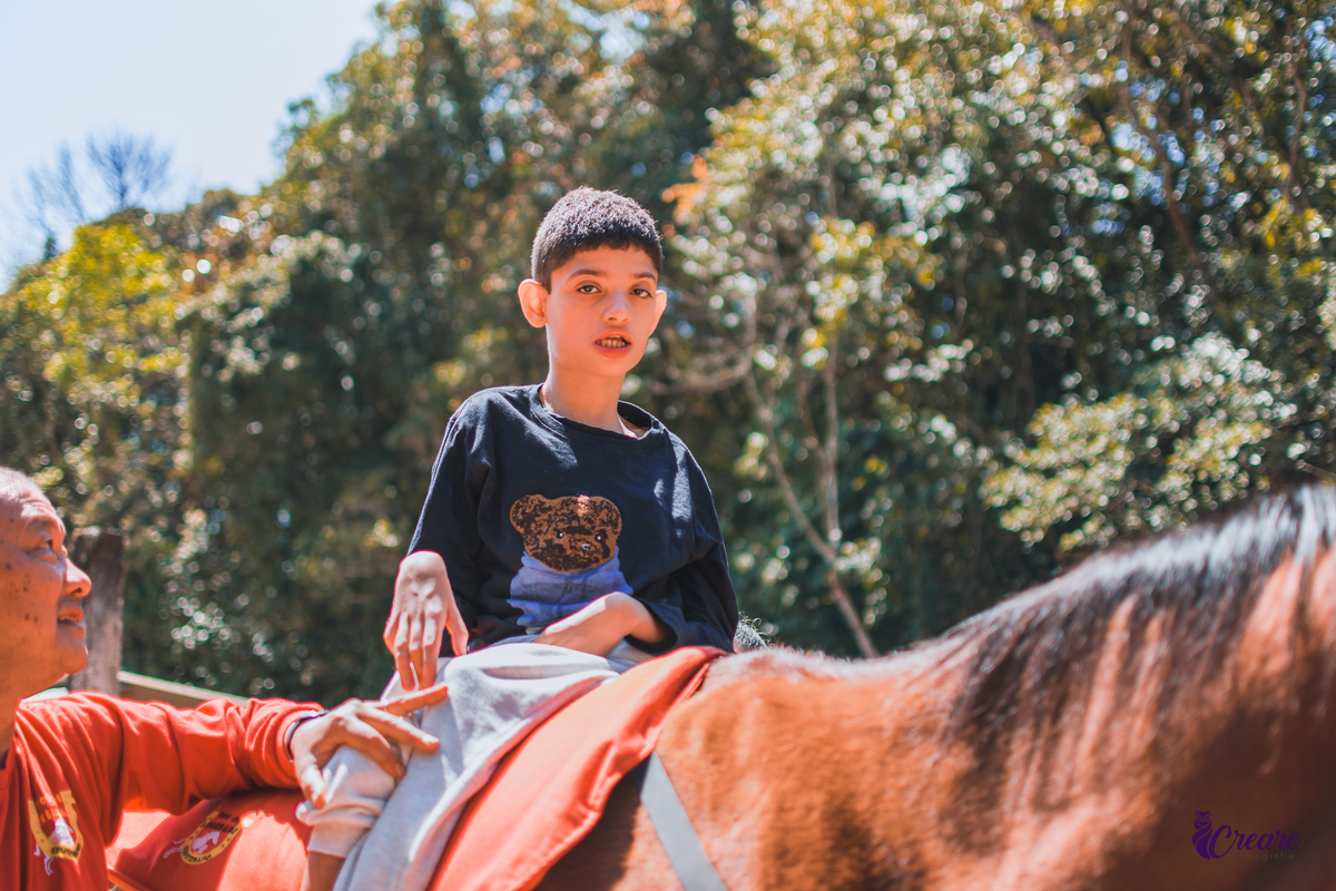 Ensaio na equoterapia Voo de Liberdade, ensaio com cavalos realizado durante uma sessão de equoterapia, para o projeto Populus Lucis. Ensaio PCD.