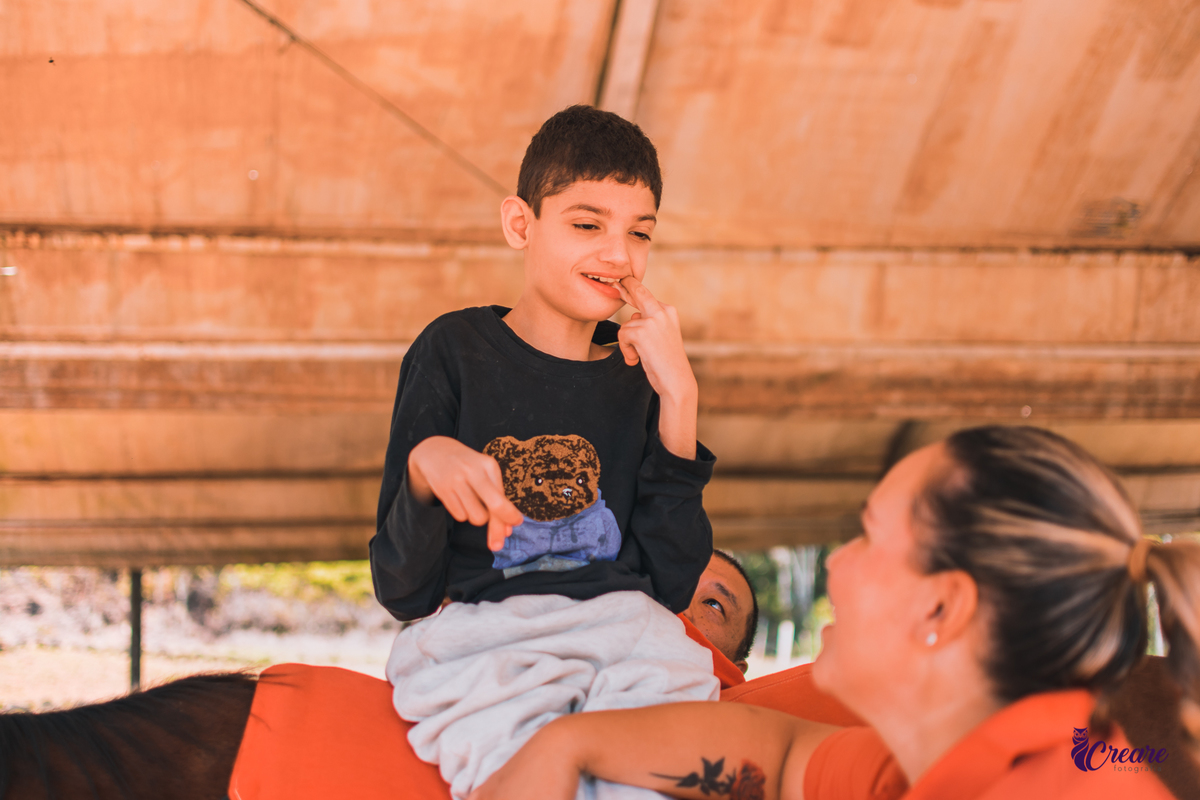 Ensaio na equoterapia Voo de Liberdade, ensaio com cavalos realizado durante uma sessão de equoterapia, para o projeto Populus Lucis. Ensaio PCD.
