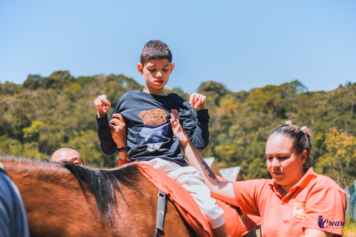 Ensaio na equoterapia Voo de Liberdade, ensaio com cavalos realizado durante uma sessão de equoterapia, para o projeto Populus Lucis. Ensaio PCD.