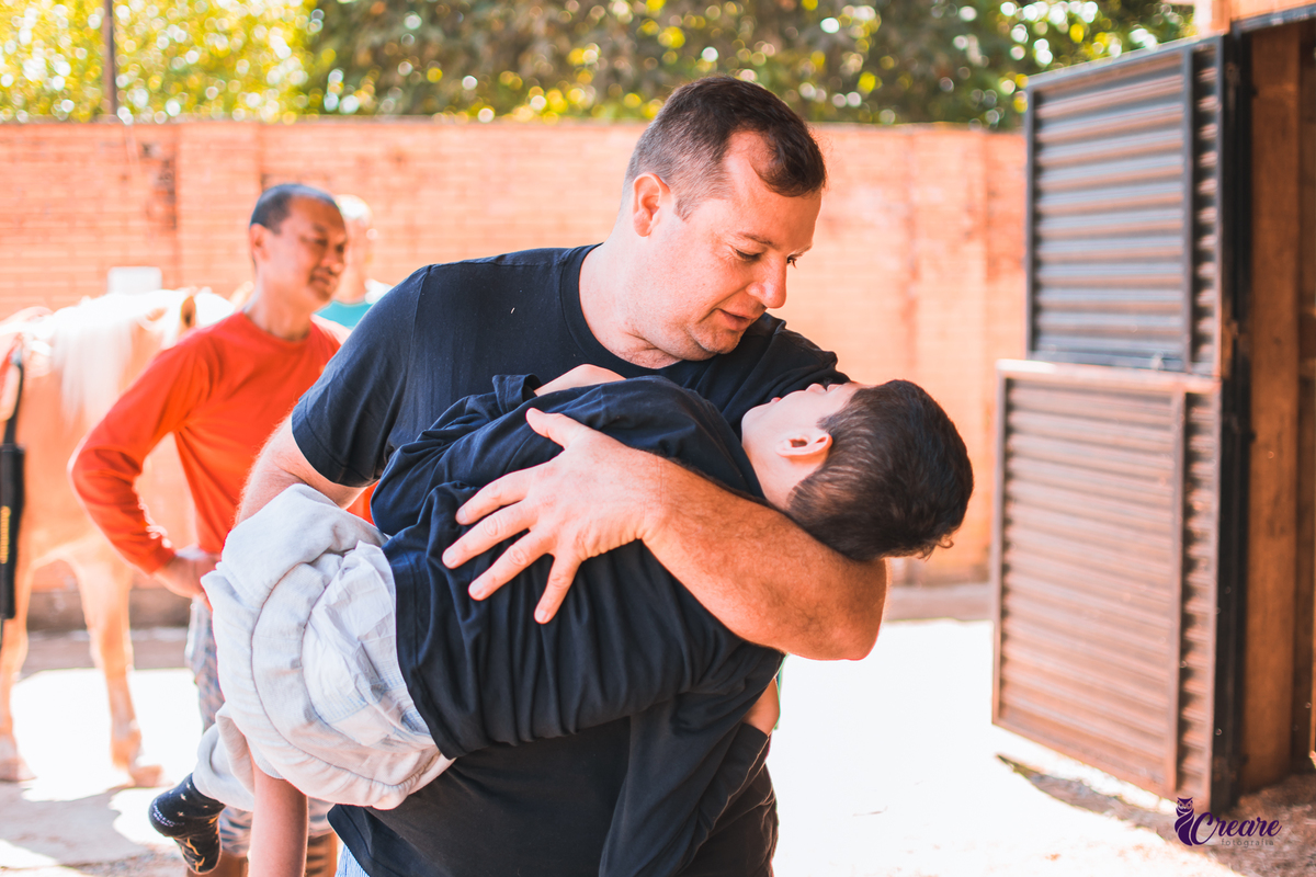 Ensaio na equoterapia Voo de Liberdade, ensaio com cavalos realizado durante uma sessão de equoterapia, para o projeto Populus Lucis. Ensaio PCD.