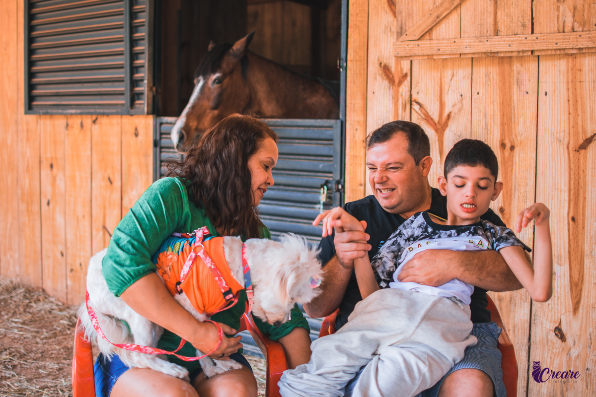 Ensaio na equoterapia Voo de Liberdade, ensaio com cavalos realizado durante uma sessão de equoterapia, para o projeto Populus Lucis. Ensaio PCD.