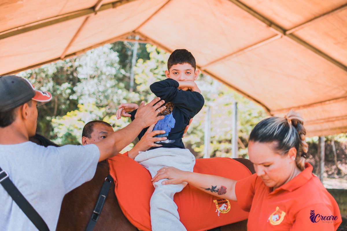 Ensaio na equoterapia Voo de Liberdade, ensaio com cavalos realizado durante uma sessão de equoterapia, para o projeto Populus Lucis. Ensaio PCD.