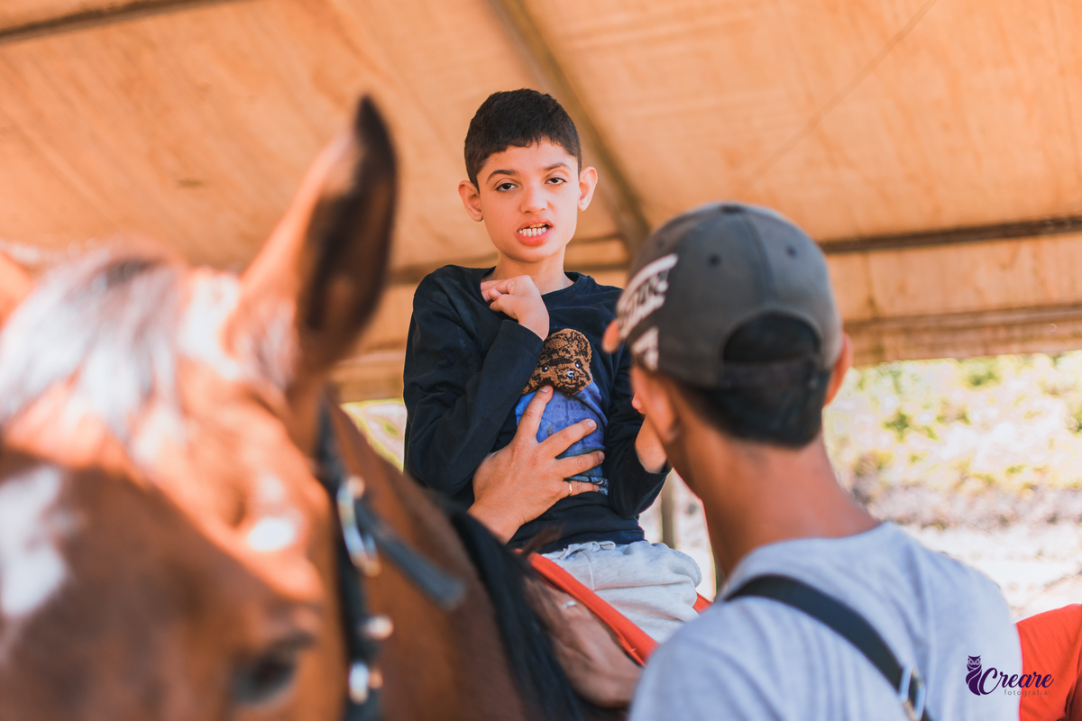 Ensaio na equoterapia Voo de Liberdade, ensaio com cavalos realizado durante uma sessão de equoterapia, para o projeto Populus Lucis. Ensaio PCD.