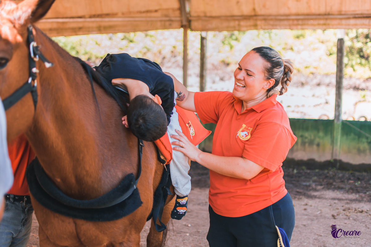 Ensaio na equoterapia Voo de Liberdade, ensaio com cavalos realizado durante uma sessão de equoterapia, para o projeto Populus Lucis. Ensaio PCD.