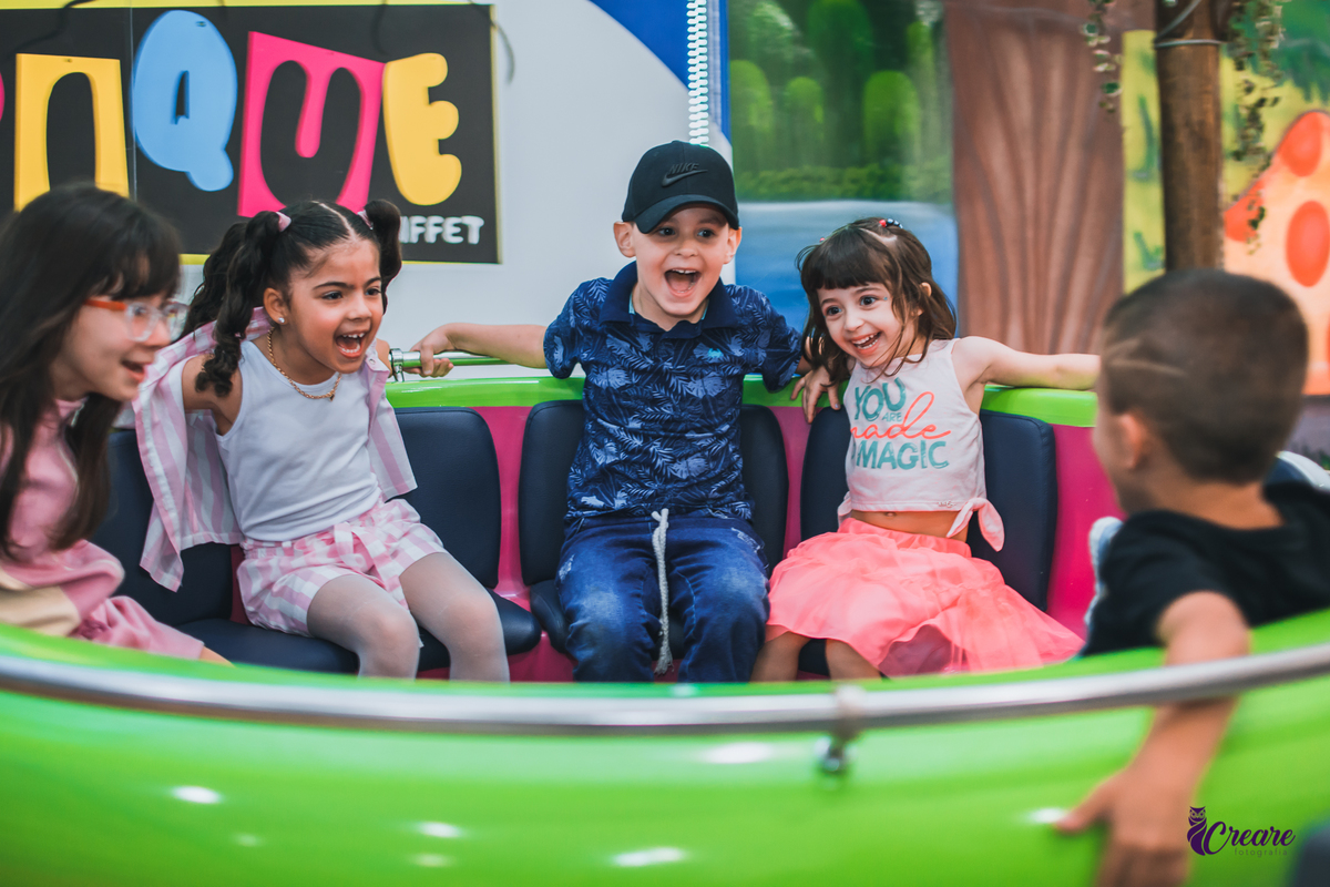 Aniversário infantil com tema bolofofos, realizado no Buffet É Pique em Mauá. Fotógrafo. Festa de menina.
