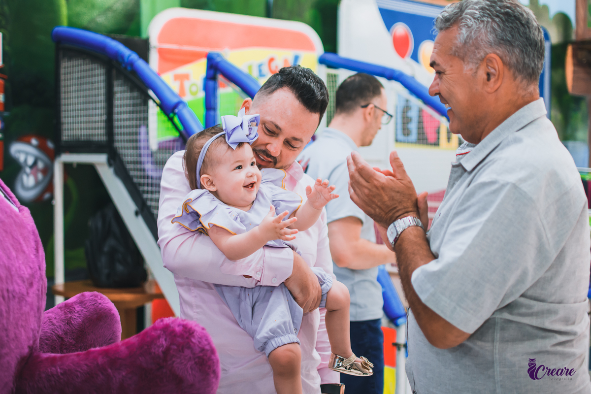 Aniversário infantil com tema bolofofos, realizado no Buffet É Pique em Mauá. Fotógrafo. Festa de menina.
