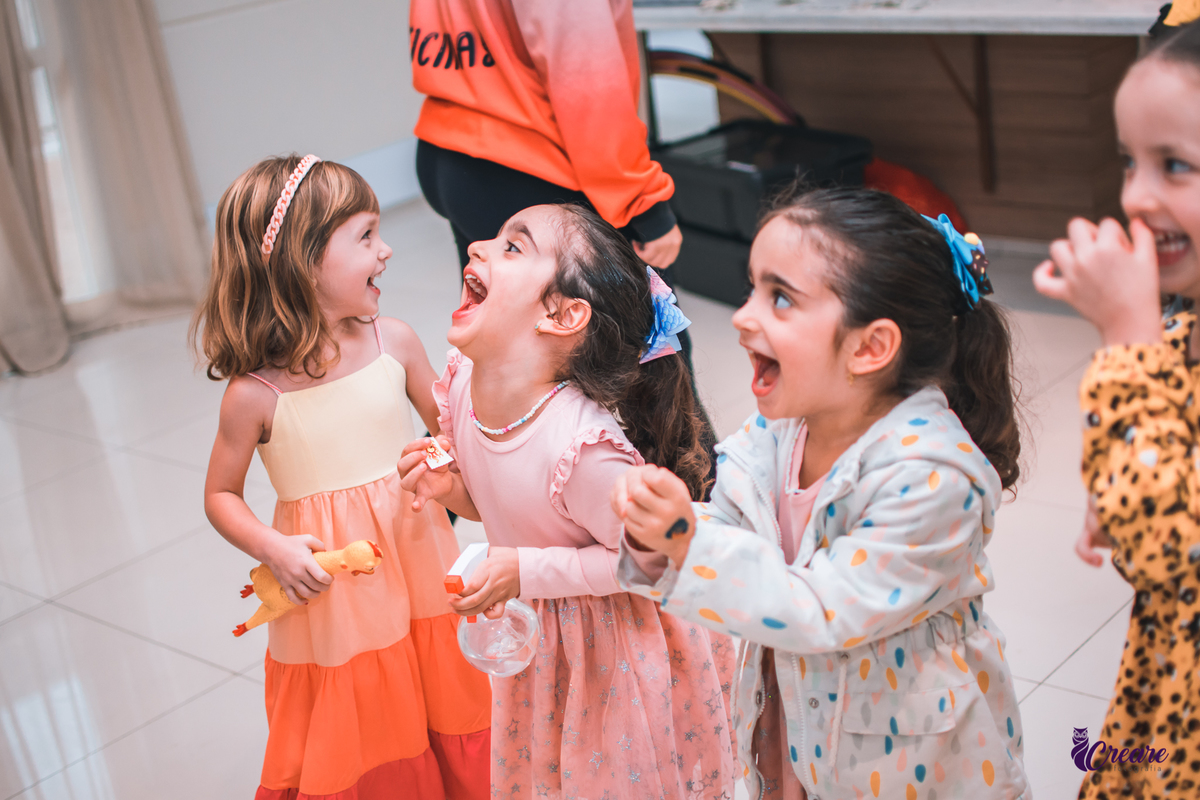 Fotografia de aniversário infantil com decoração tema Moana. festa simples de menina, aniversário de 4 anos em Santo André. Fotógrafo. 