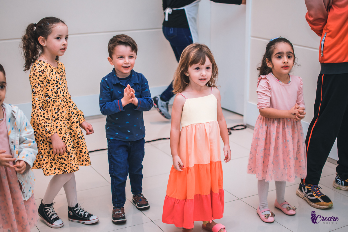 Fotografia de aniversário infantil com decoração tema Moana. festa simples de menina, aniversário de 4 anos em Santo André. Fotógrafo. 