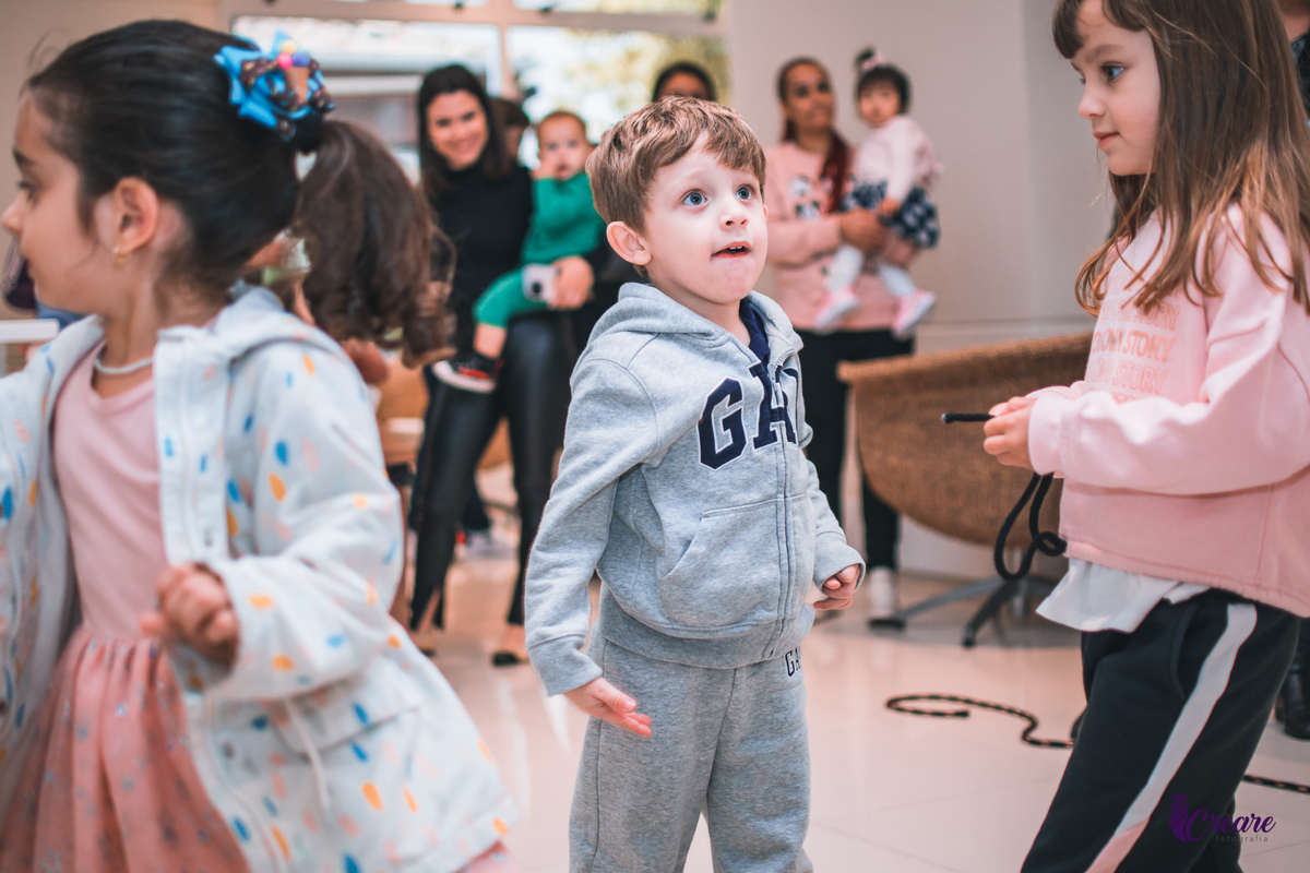Fotografia de aniversário infantil com decoração tema Moana. festa simples de menina, aniversário de 4 anos em Santo André. Fotógrafo. 