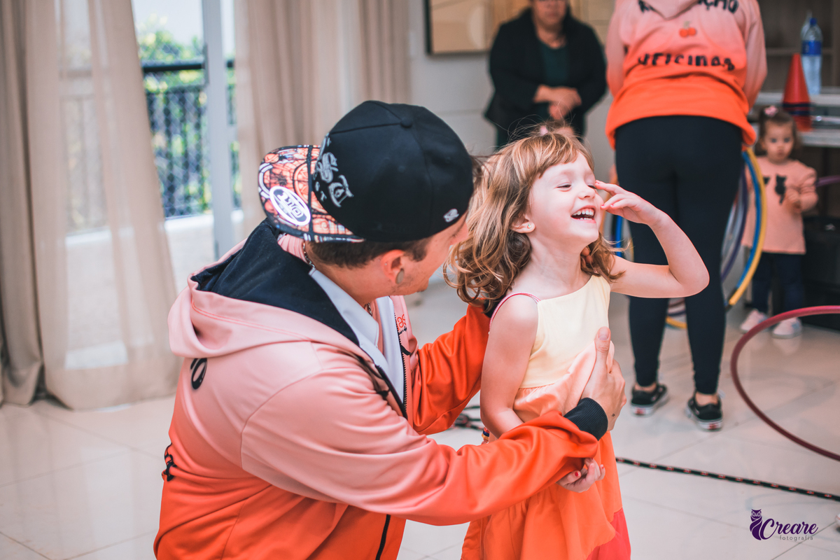 Fotografia de aniversário infantil com decoração tema Moana. festa simples de menina, aniversário de 4 anos em Santo André. Fotógrafo. 