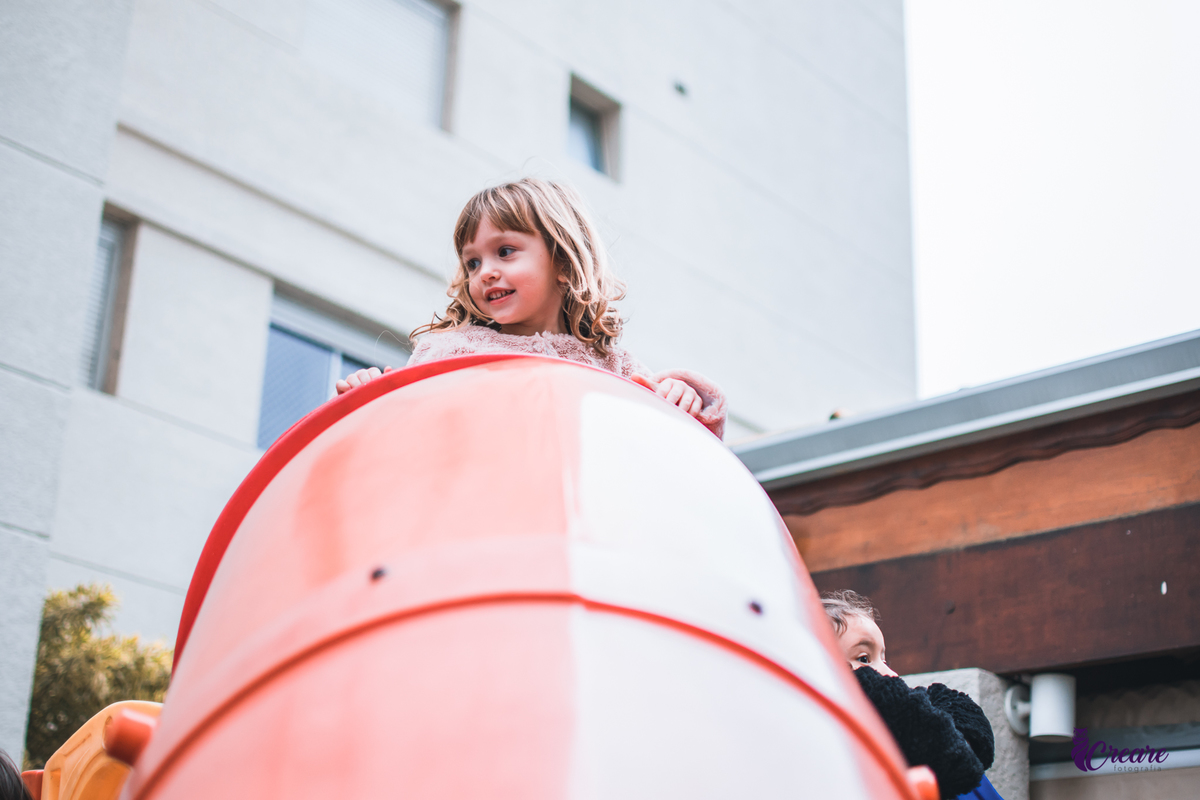 Fotografia de aniversário infantil com decoração tema Moana. festa simples de menina, aniversário de 4 anos em Santo André. Fotógrafo. 