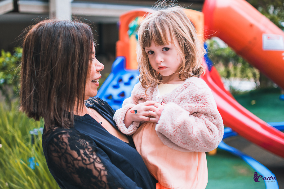 Fotografia de aniversário infantil com decoração tema Moana. festa simples de menina, aniversário de 4 anos em Santo André. Fotógrafo. 