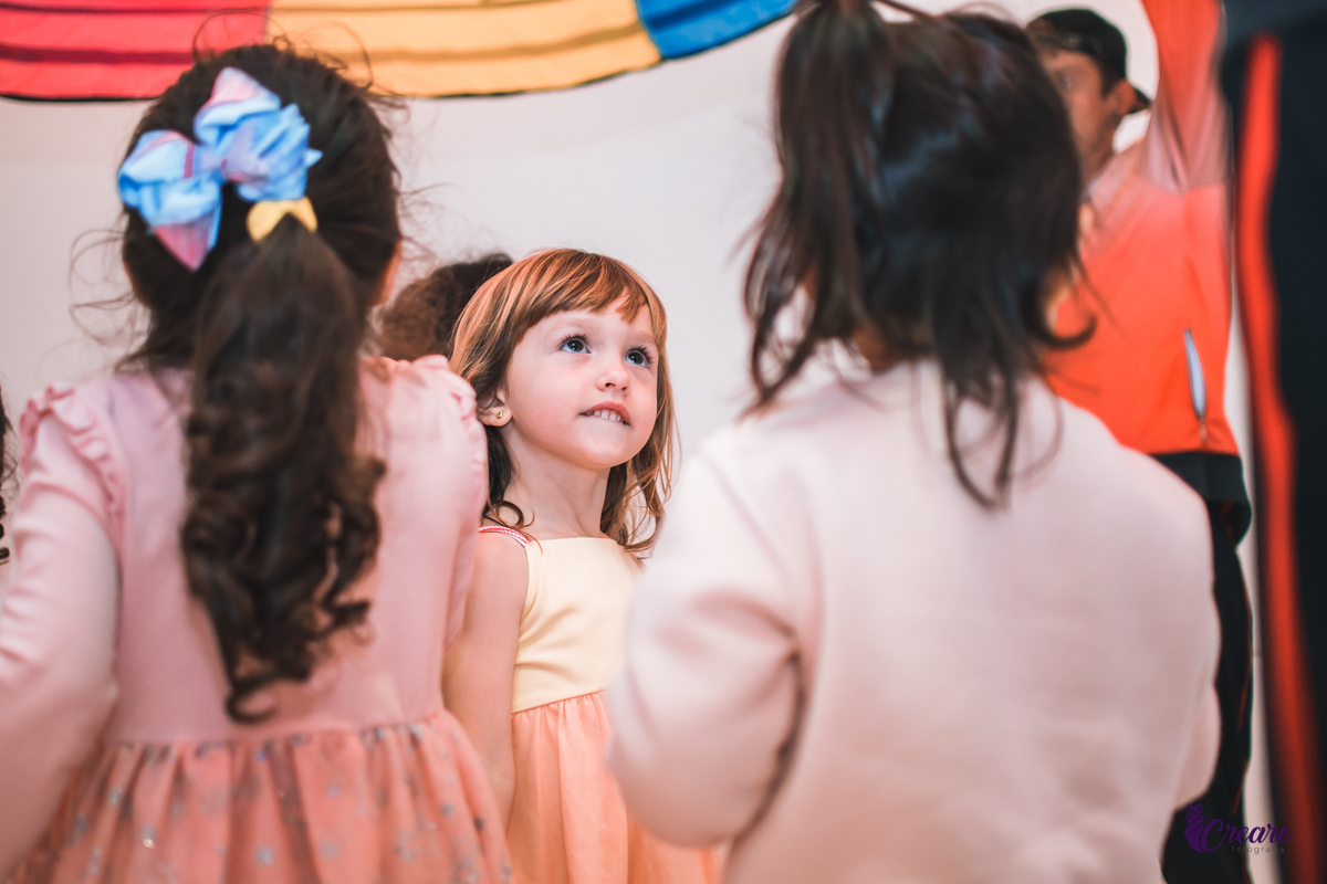 Fotografia de aniversário infantil com decoração tema Moana. festa simples de menina, aniversário de 4 anos em Santo André. Fotógrafo. 