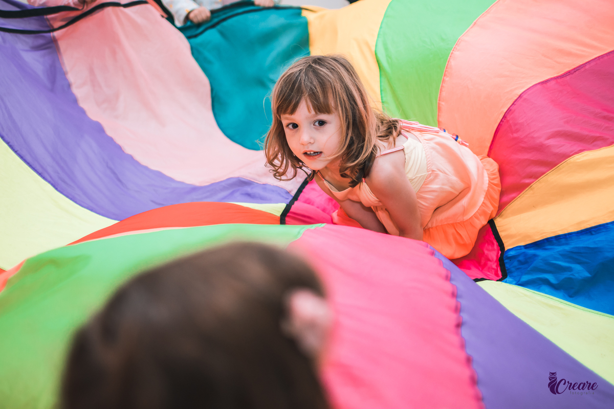 Fotografia de aniversário infantil com decoração tema Moana. festa simples de menina, aniversário de 4 anos em Santo André. Fotógrafo. 
