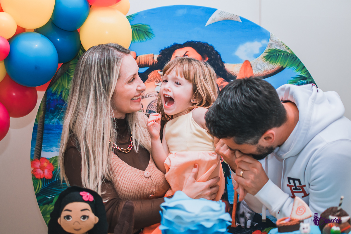 Fotografia de aniversário infantil com decoração tema Moana. festa simples de menina, aniversário de 4 anos em Santo André. Fotógrafo. 