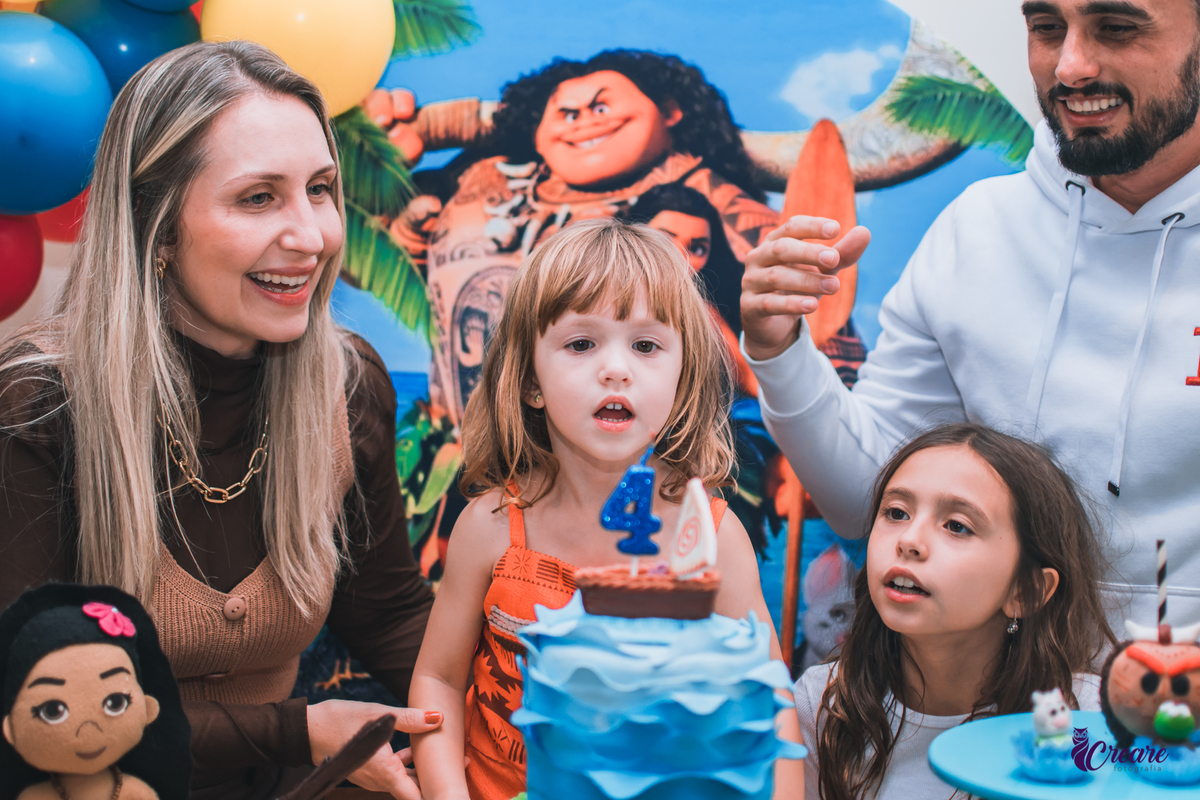 Fotografia de aniversário infantil com decoração tema Moana. festa simples de menina, aniversário de 4 anos em Santo André. Fotógrafo. 