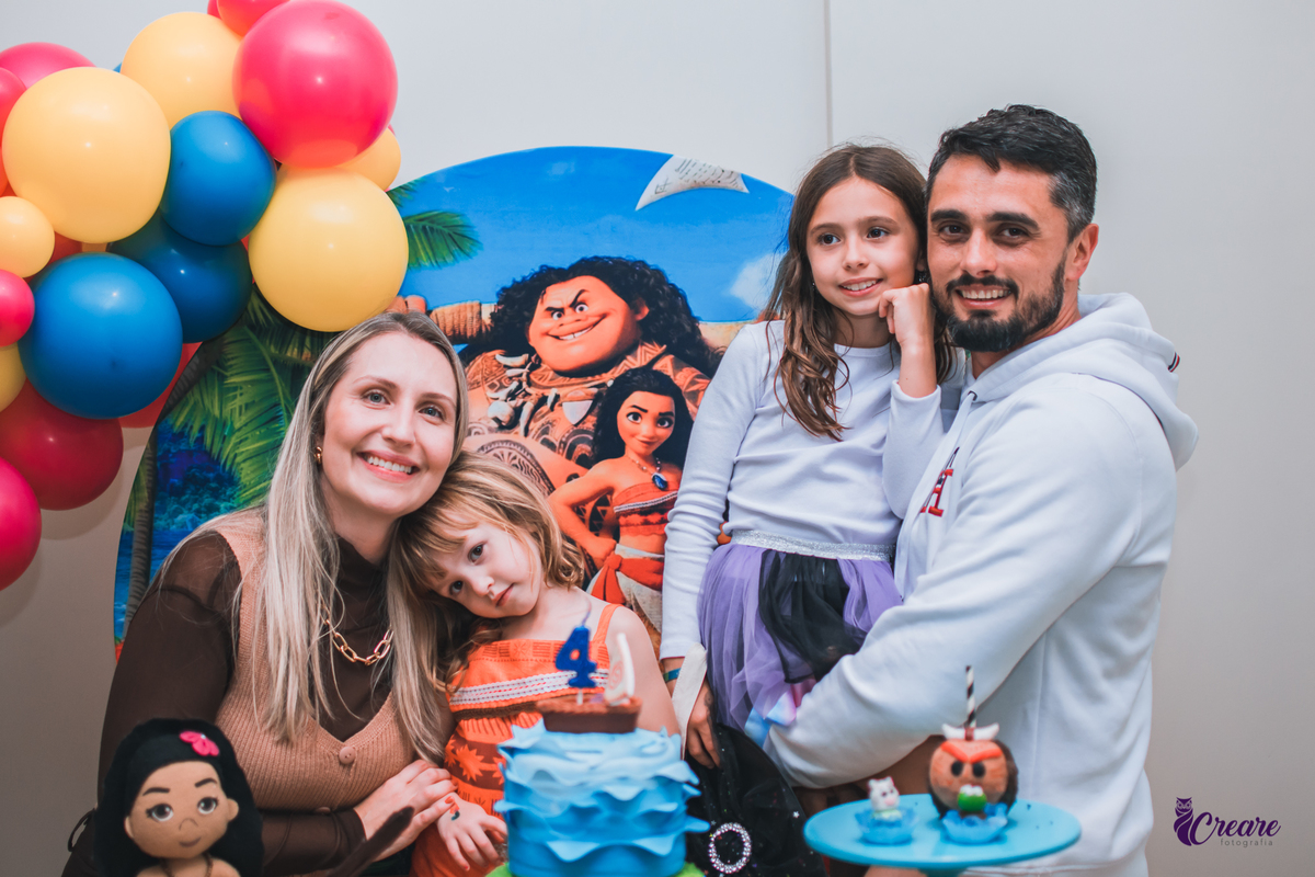 Fotografia de aniversário infantil com decoração tema Moana. festa simples de menina, aniversário de 4 anos em Santo André. Fotógrafo. 