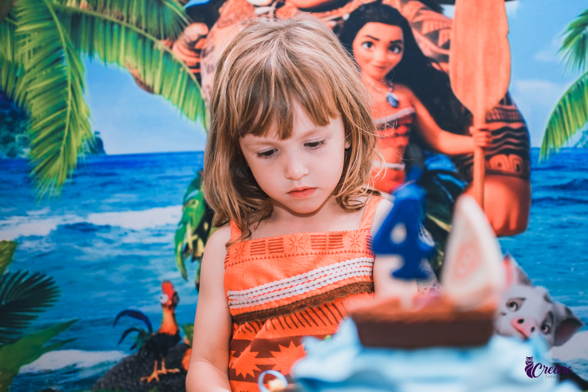Fotografia de aniversário infantil com decoração tema Moana. festa simples de menina, aniversário de 4 anos em Santo André. Fotógrafo. 