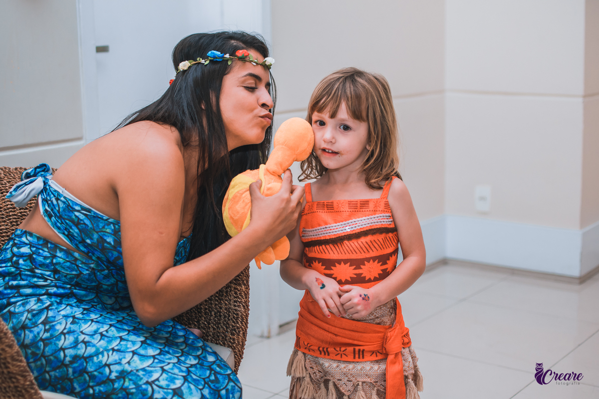 Fotografia de aniversário infantil com decoração tema Moana. festa simples de menina, aniversário de 4 anos em Santo André. Fotógrafo. 