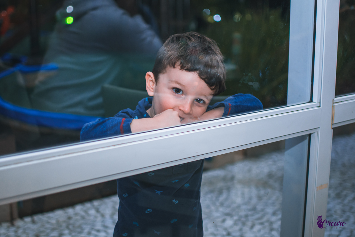 Fotografia de aniversário infantil com decoração tema Moana. festa simples de menina, aniversário de 4 anos em Santo André. Fotógrafo. 