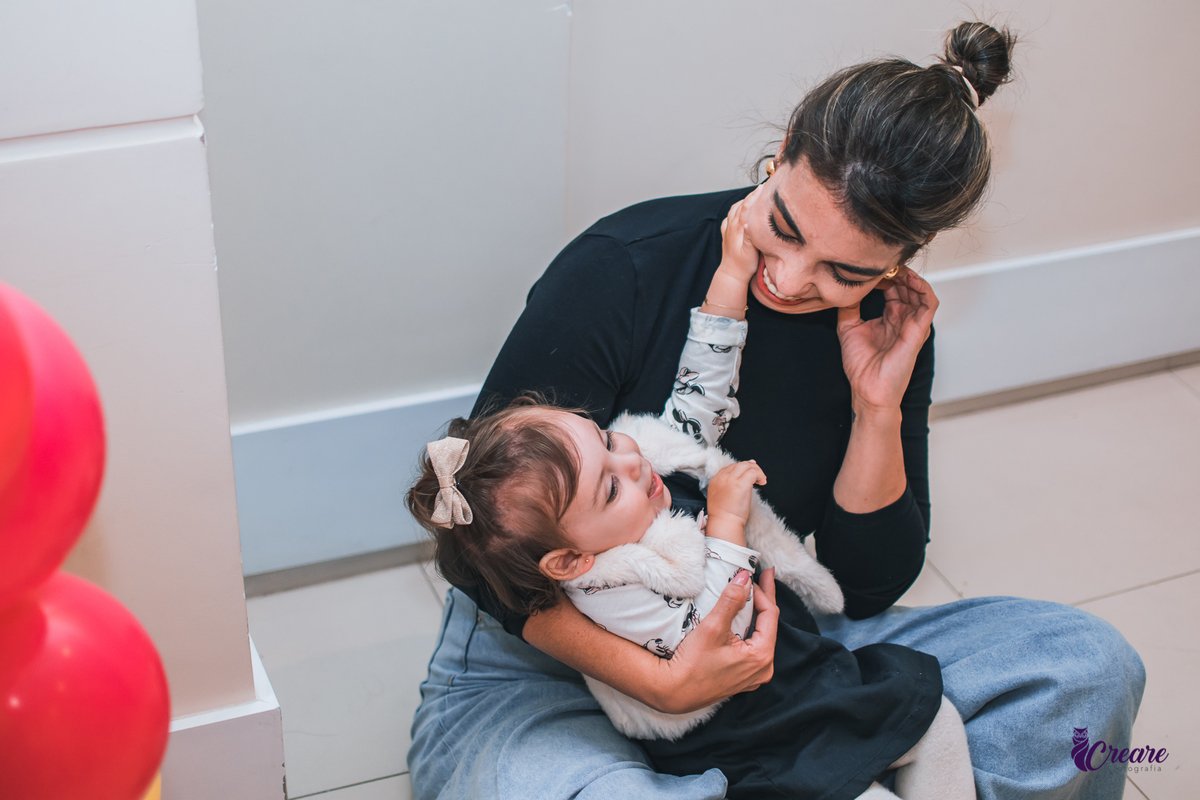 Fotografia de aniversário infantil com decoração tema Moana. festa simples de menina, aniversário de 4 anos em Santo André. Fotógrafo. 